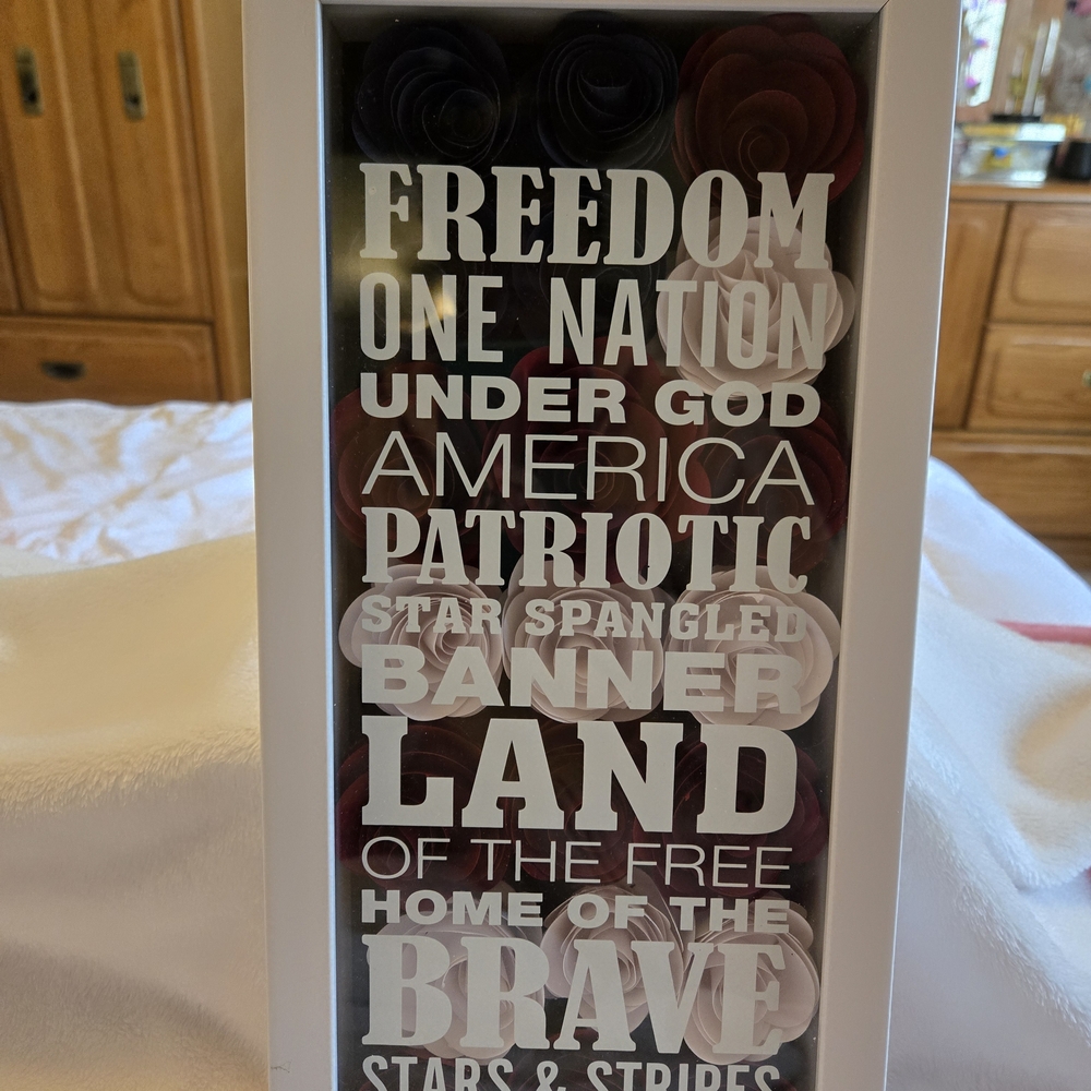 NWT Patriotic USA 7×15 Glass Wall Plaque Featuring Red,white, & blue Faux Roses